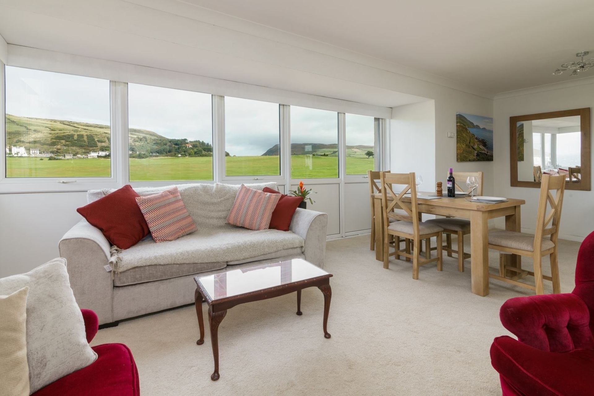 Scenic View Apartment is a Scenic View is a spacious self catering apartment offering panoramic views across Rowany Golf Course