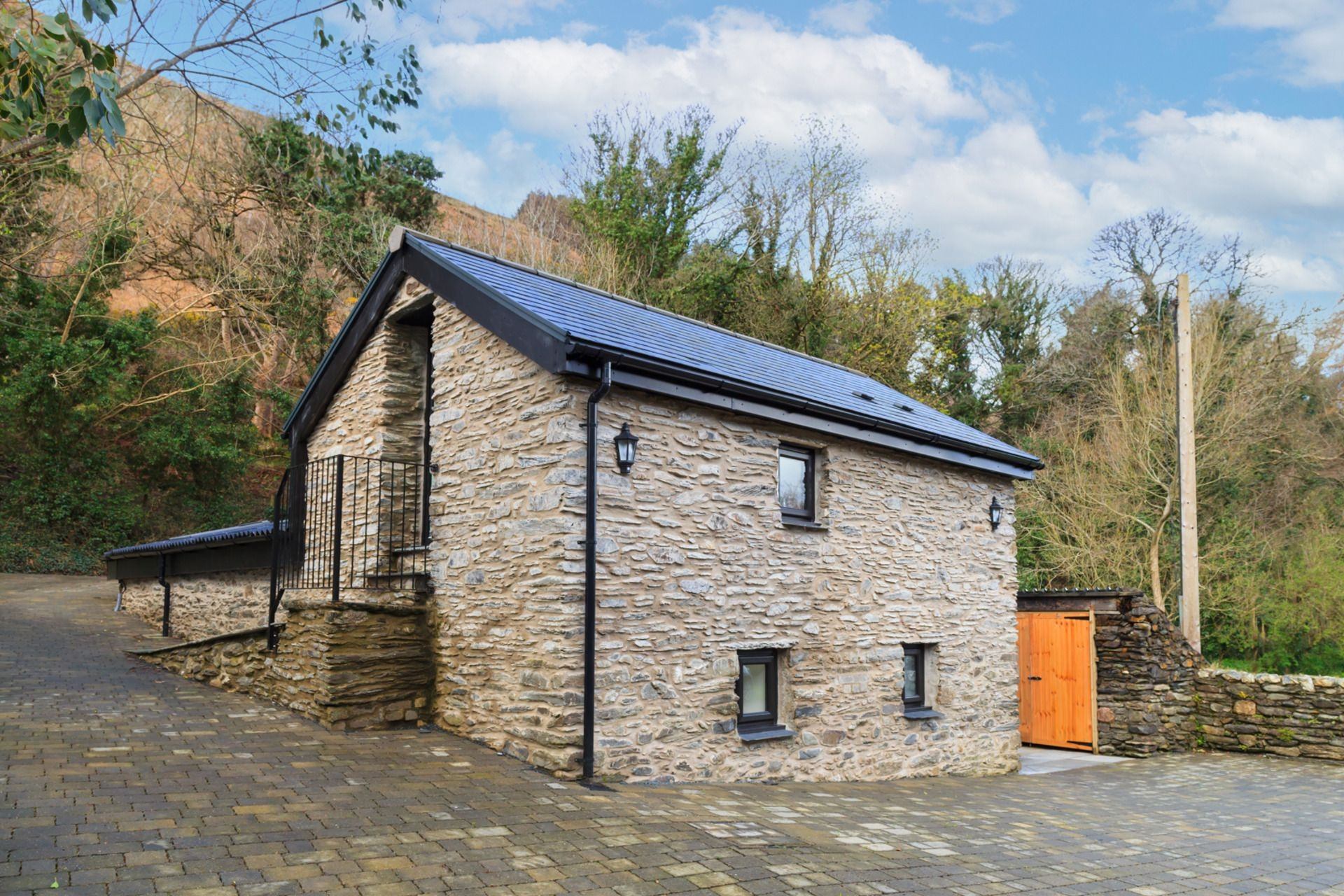 Struan Thie Barn is a Located within the beautiful Sulby Valley in the north of the Isle of Man