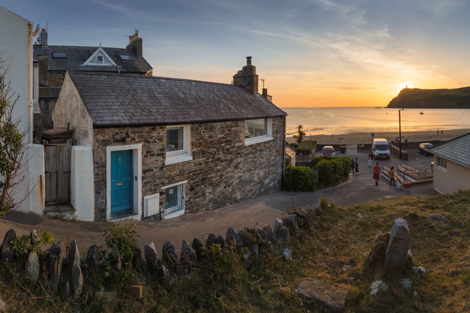 Surfside is a A charming coastal cottage, in a great setting close to the beach.