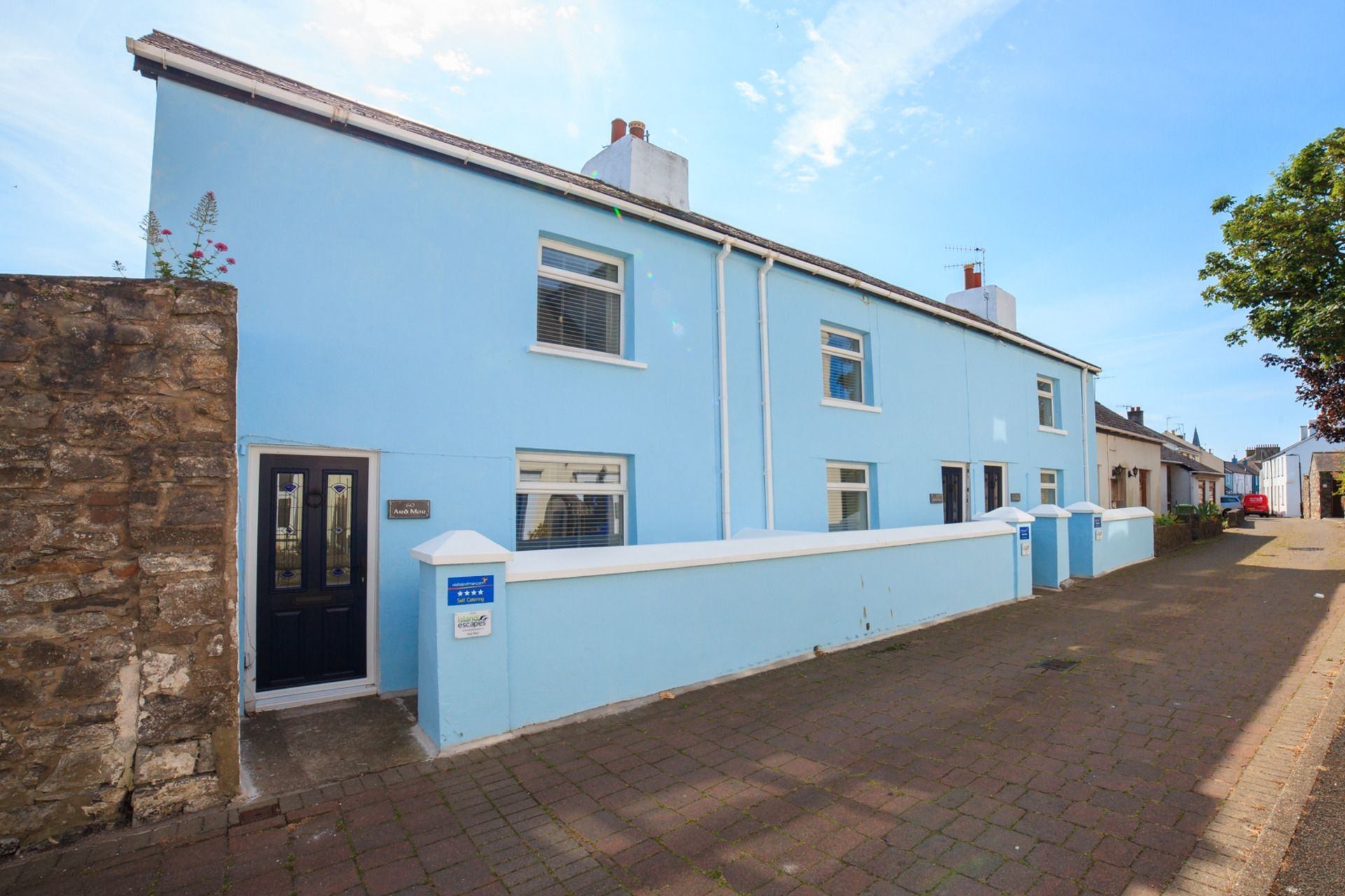 Ard Mor is a Ard Mor is an inviting end-terrace cottage situated in the heart of Castletown.