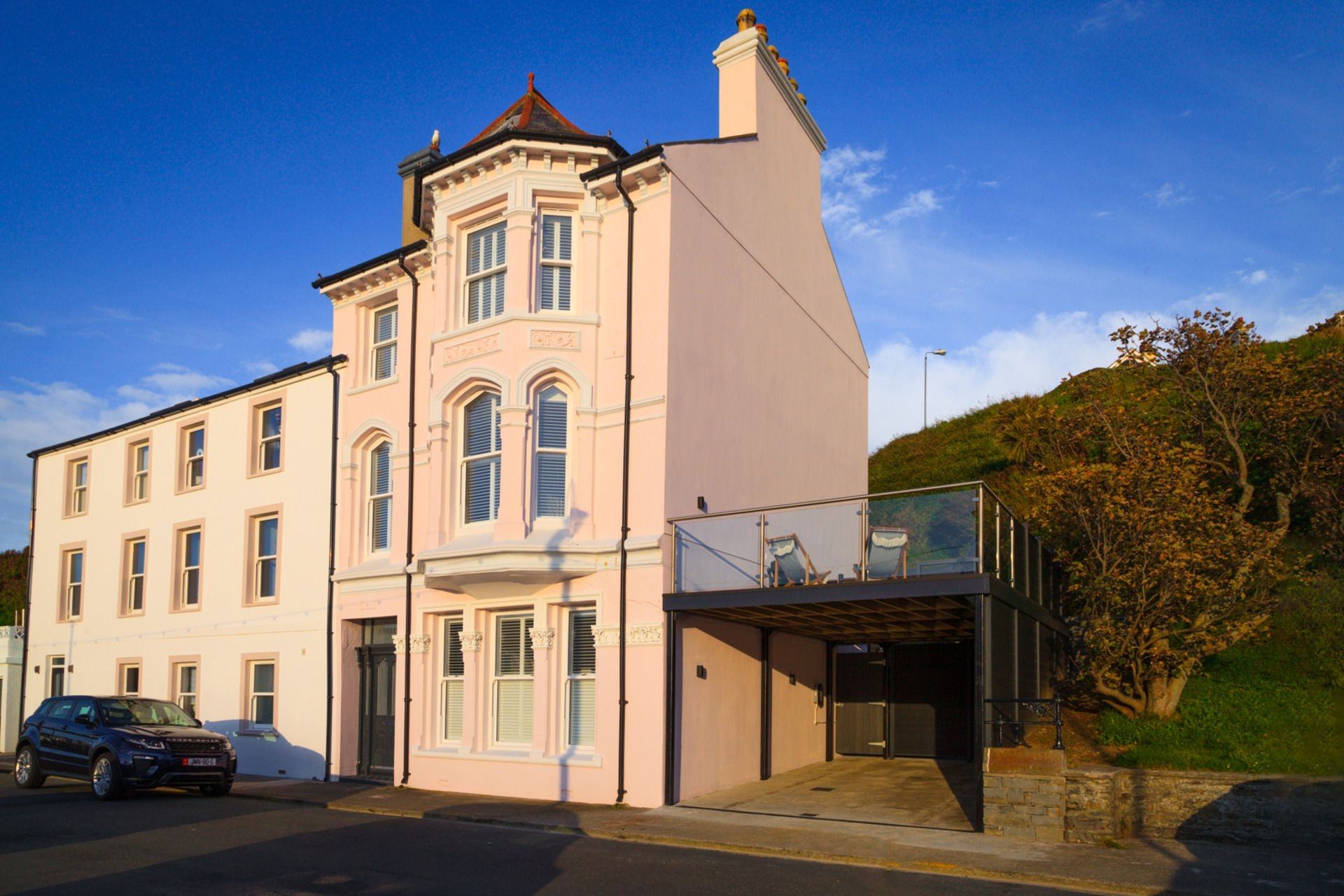Awelon is a A premium escape located on the sought after Port Erin beach, sleeping 8 people.