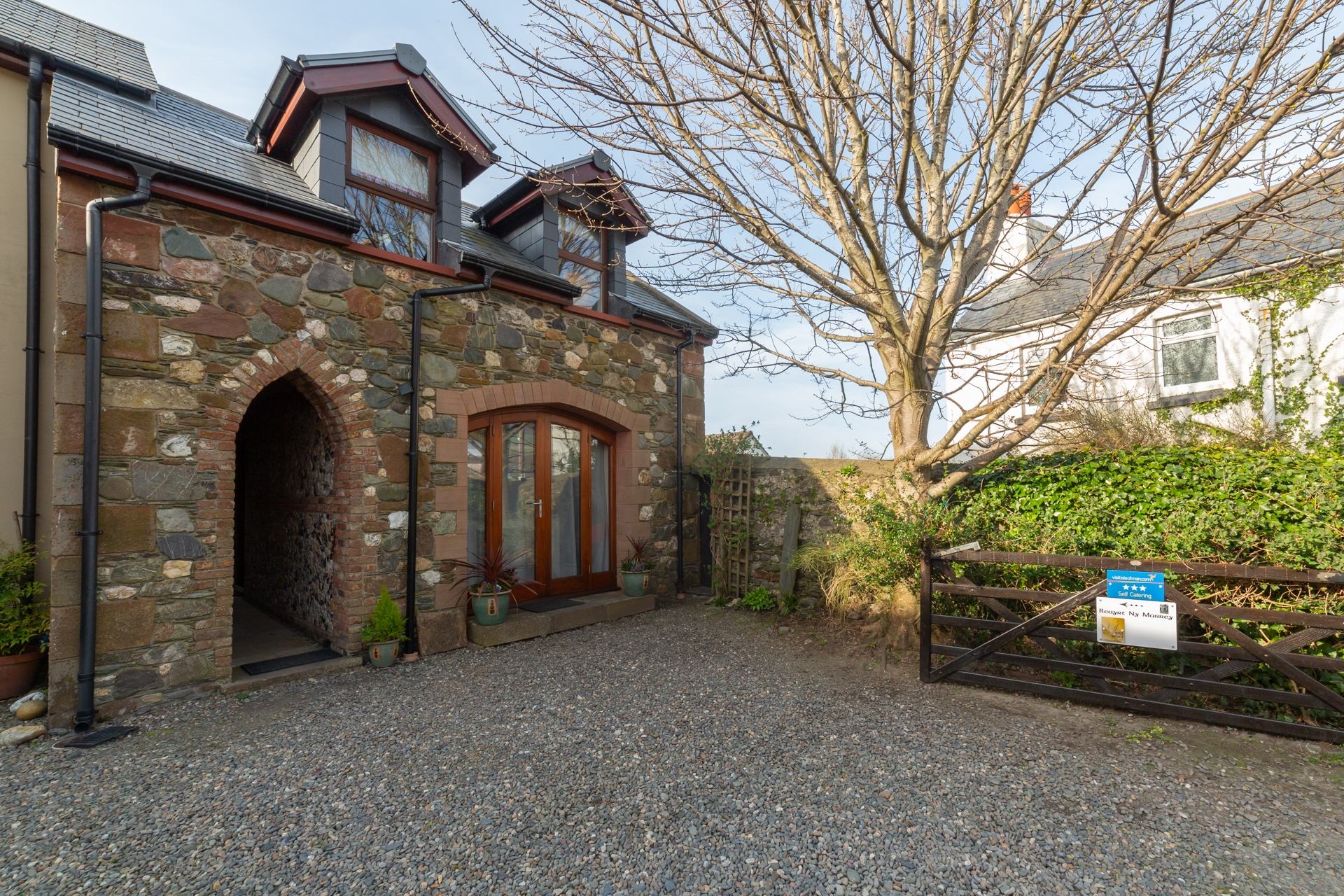 Reayrt Ny Marrey  is a Charming Manx cottage in the picturesque village of Kirk Michael