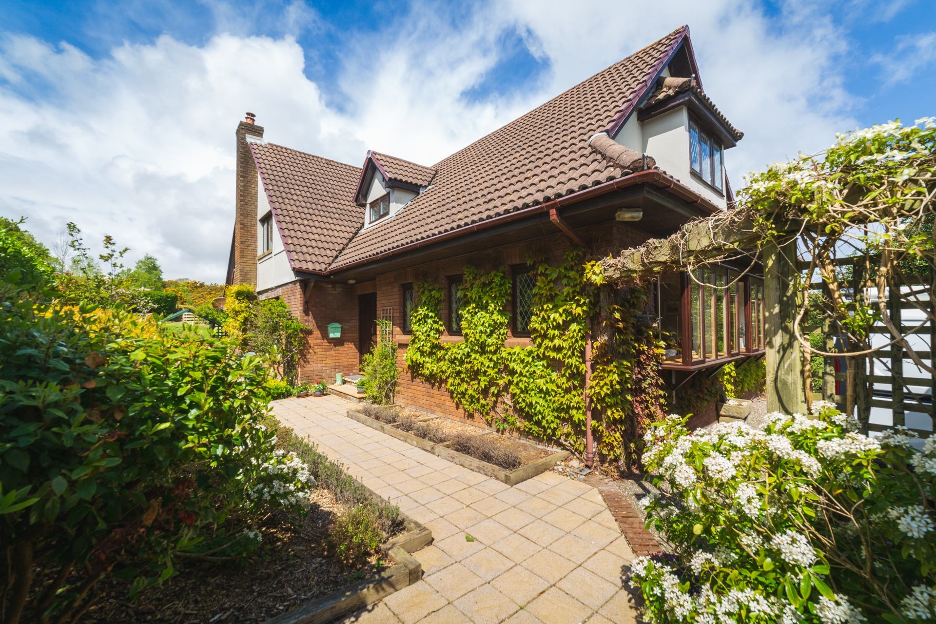 Moaney Quill Lodge is a Elegant countryside retreat in Laxey with beautiful gardens