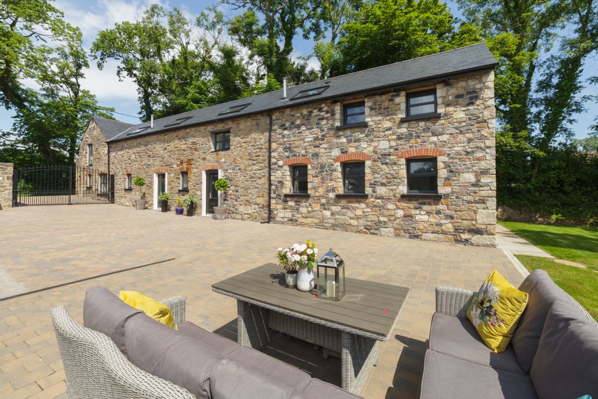 Ballavoddan Farm Cottages 1 is a One of two immaculate holiday cottages located together in a rural location in the south.