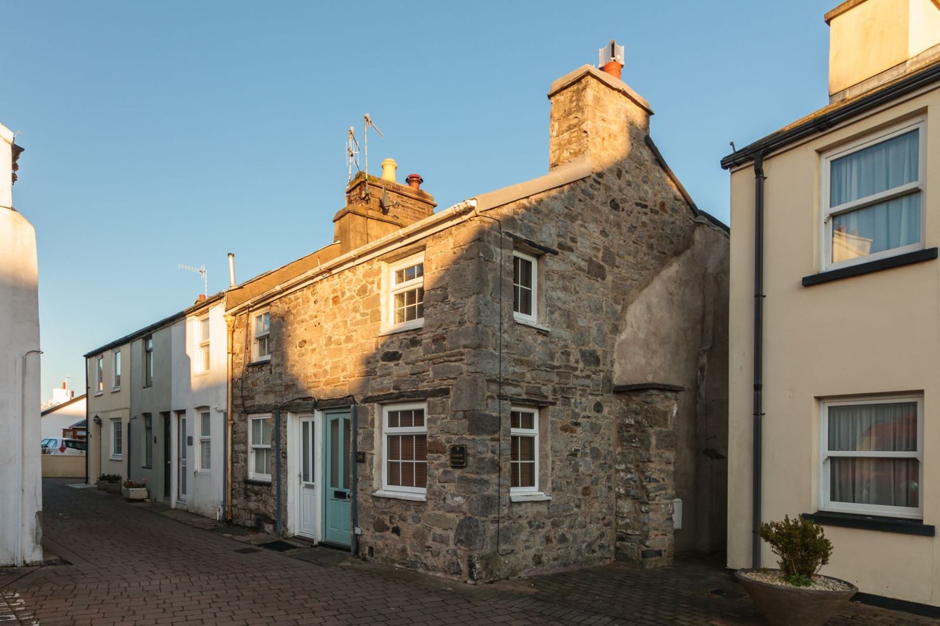 Curlew Cottage is a Curlew cottage is a charming 18th century one bedroom traditional Manx stone cottage in Castletown