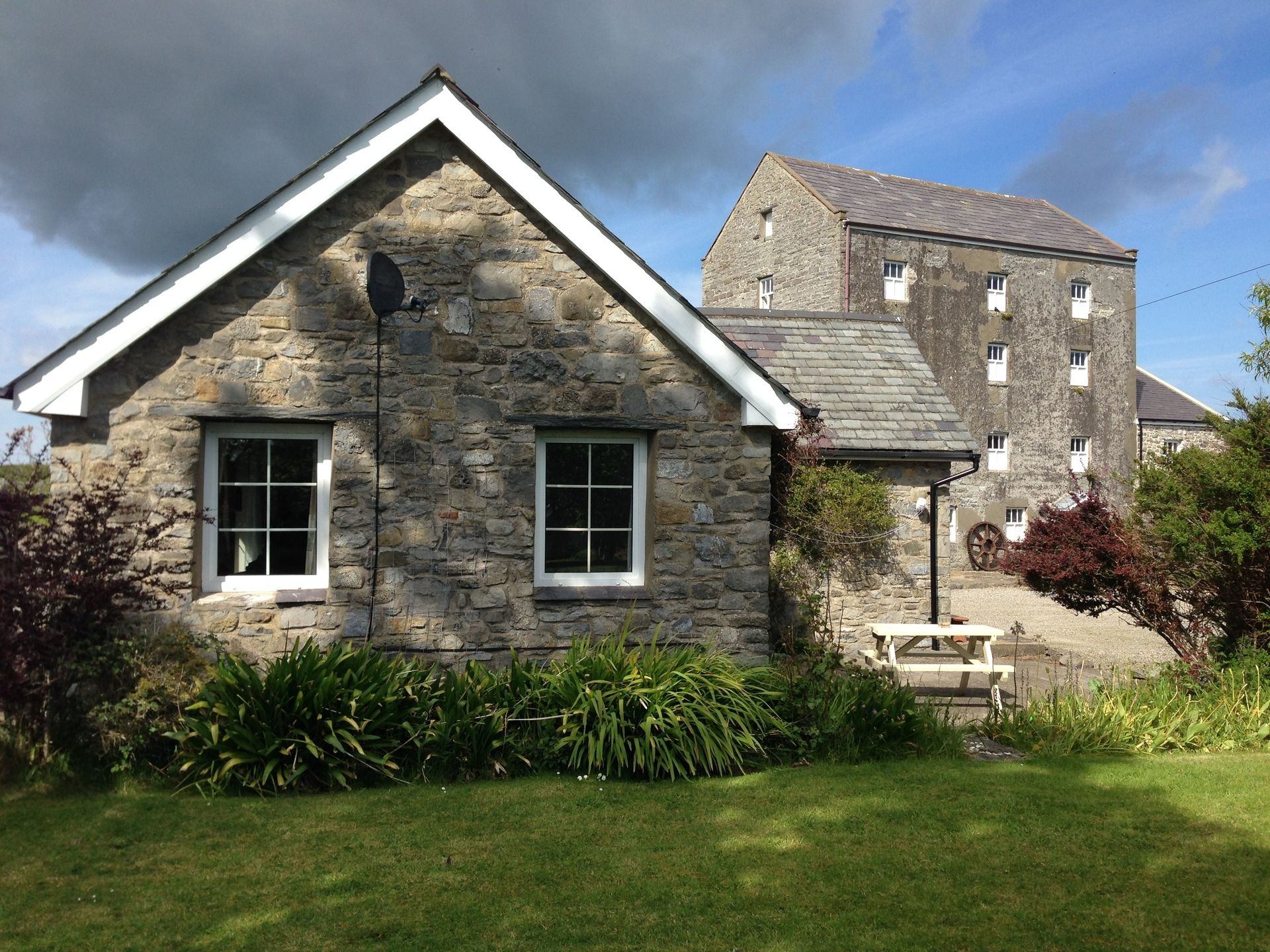 Dove Cottage is a A delightful stone cottage located in Castletown, minutes from the historic town centre and its pubs