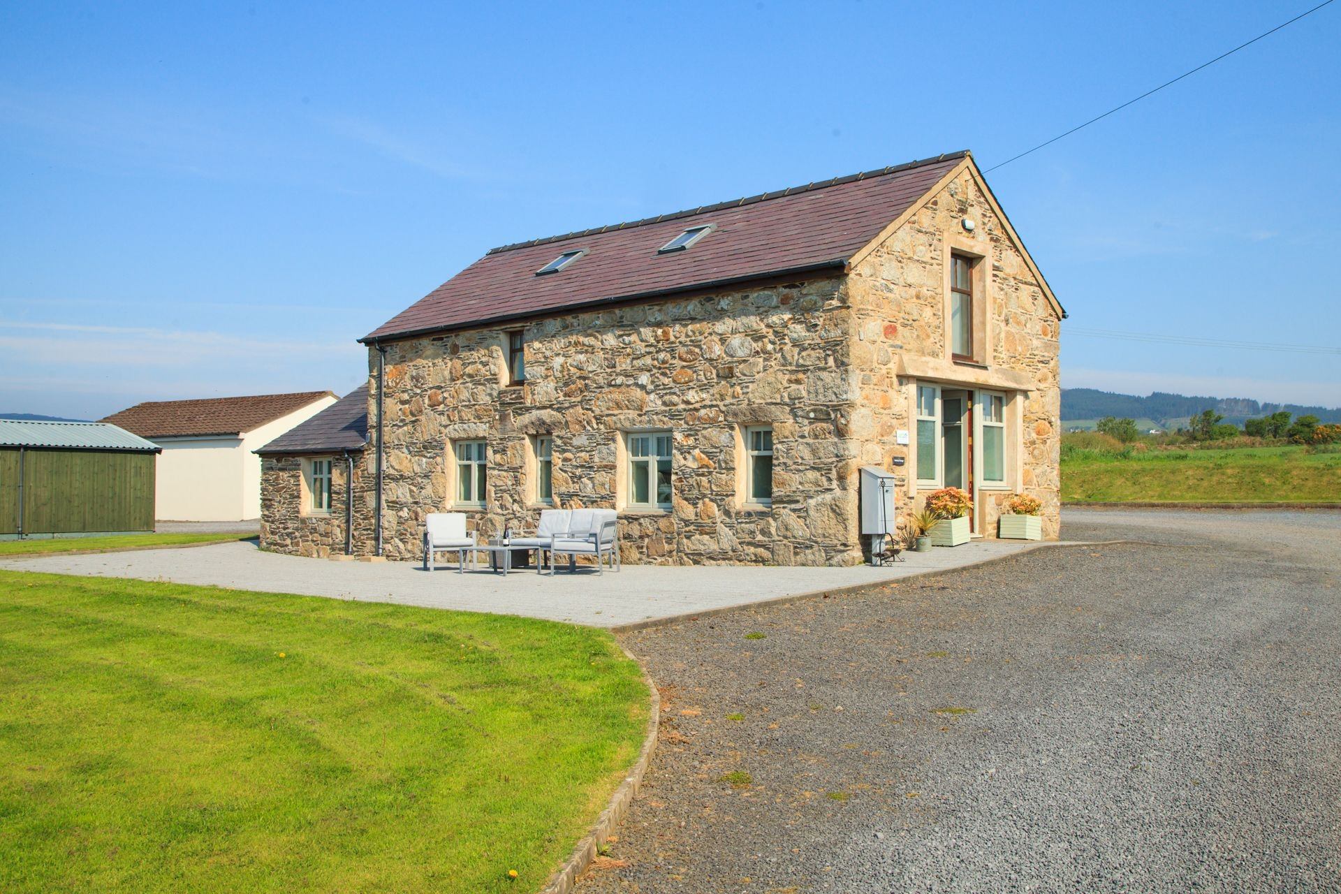 Duxbury Cottage is a A renovated and well-appointed rural barn conversion minutes away from lush plantations & coast