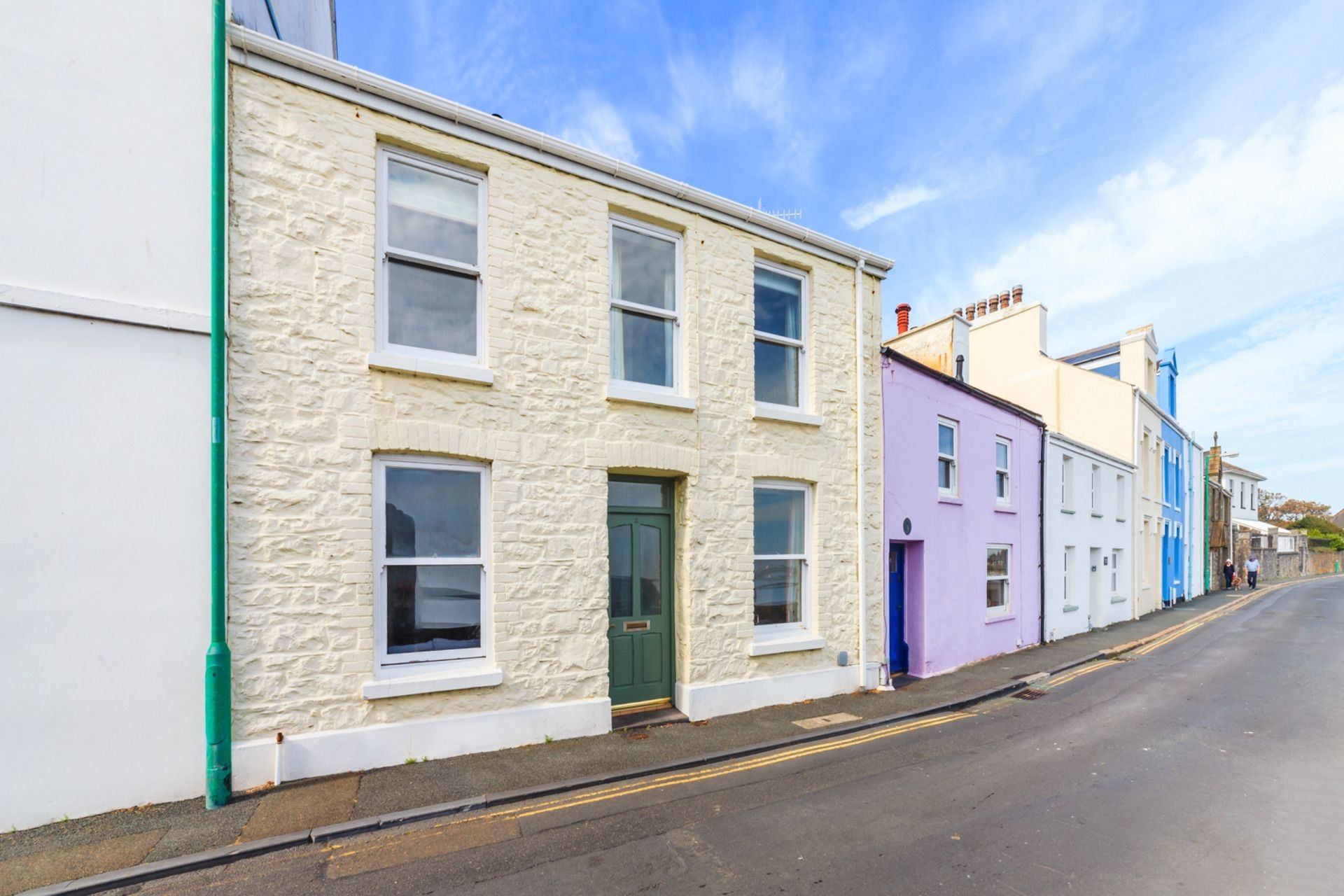 Gee's Cottage is a Gee's Cottage is located on the beachfront in Castletown, the ancient capital of the Isle of Man.