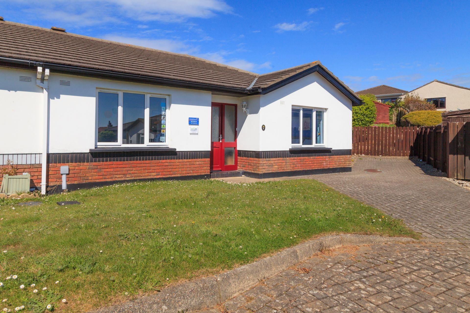 8 Links Close is a 8 Links Close is a self-catering single level house, located close to the centre Port Erin.