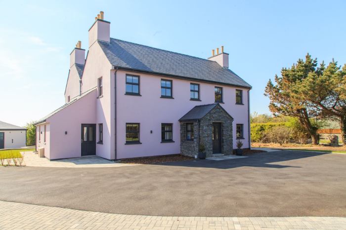 Lilac House, Sleeps 10 in Ballasalla