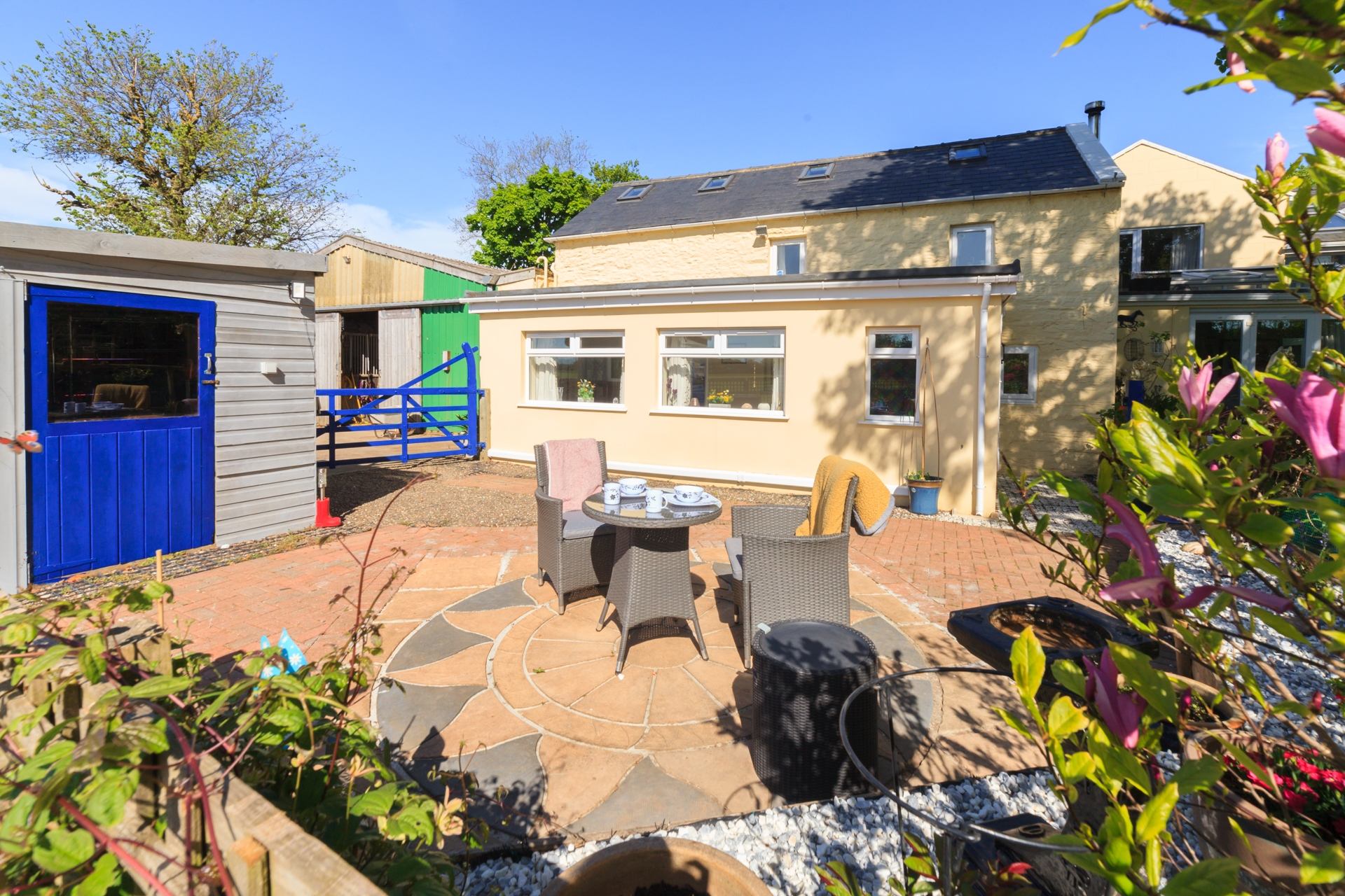 Oie Vie Cottage is a A cosy, pet-friendly retreat for two set in the Manx countryside. Mobility-friendly with a stairlift