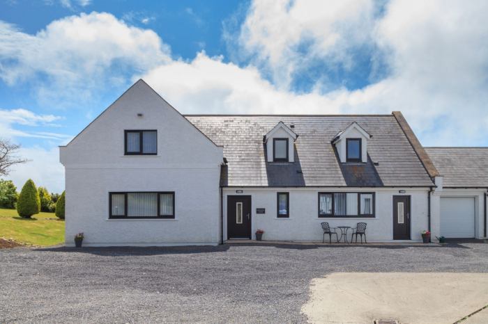 Quilliams Lodge (Broogh Fort Cottages), Sleeps 7 in Santon